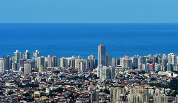 Prédios na orla de Vila Velha