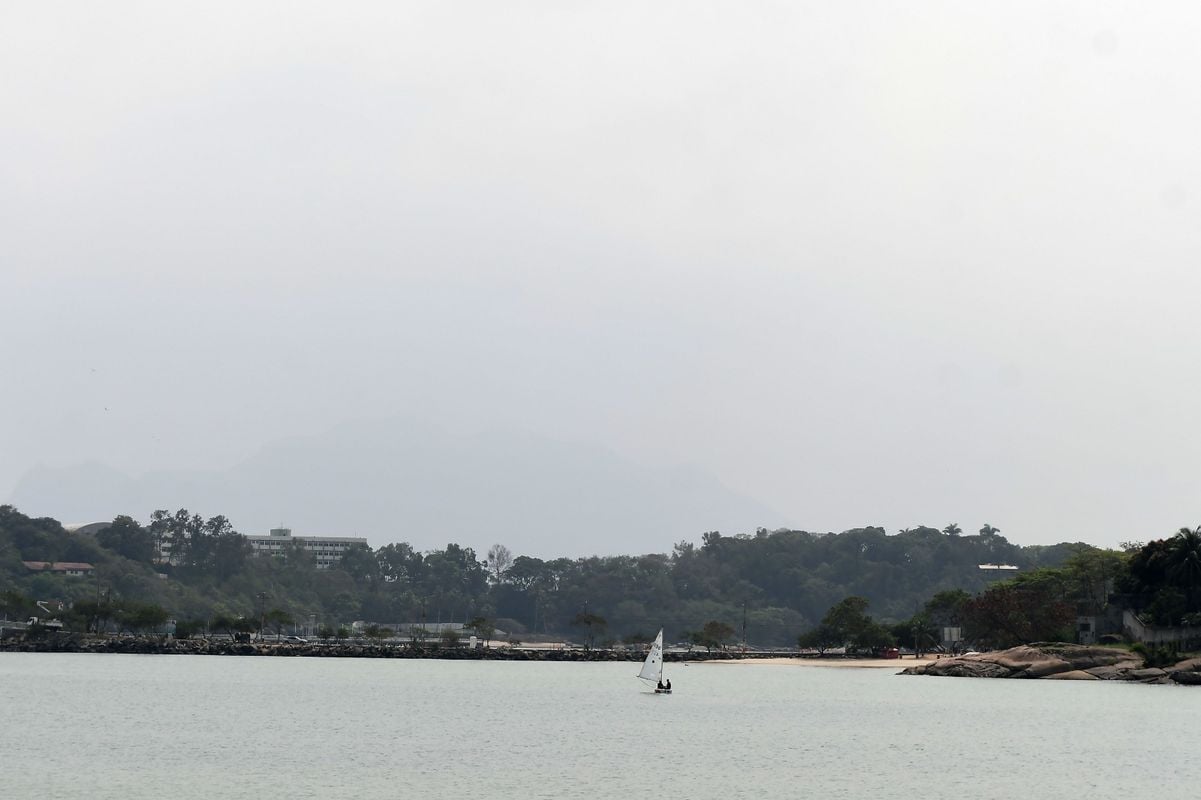 Tempo nesta terça-feira (3) amanheceu fechado; causa pode ser a fumaça vinda da Amazônia