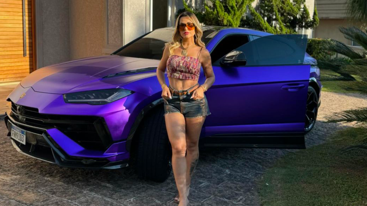 Deolane Bezerra com carro de luxo