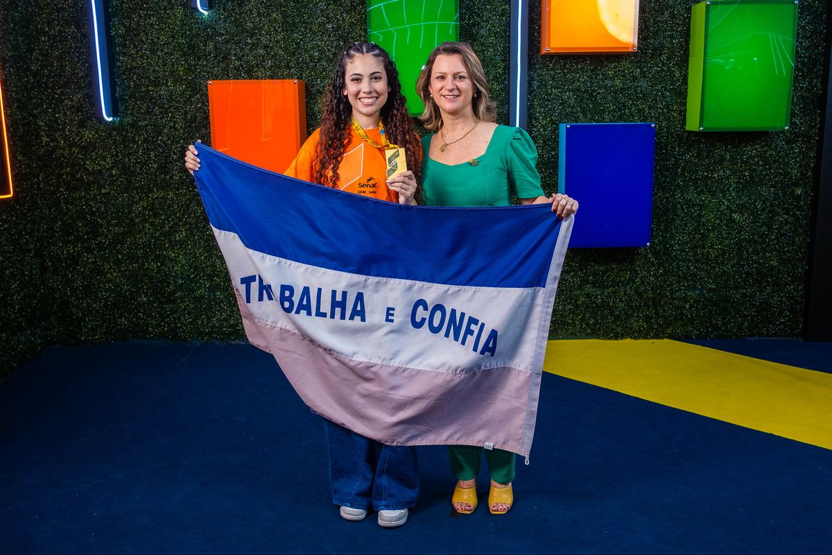 Diainimer Dutra, diretora de Educação Profissional do Senac-ES, e Gabriela, com a medalha de ouro conquistada na CSEP 2023