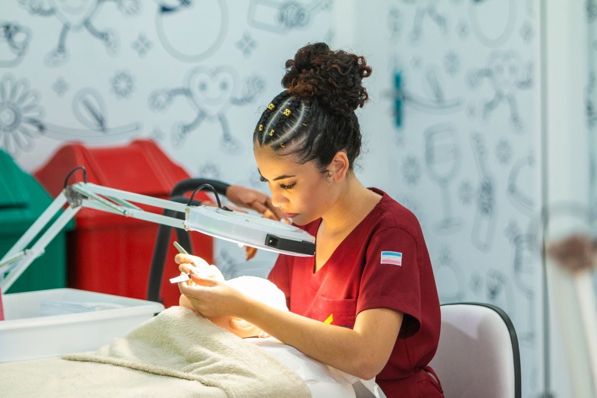 Gabriela conta que gosta da área de beleza desde criança e que sonha em um dia abrir o seu próprio negócio