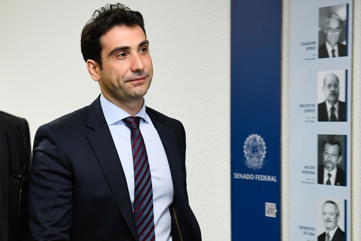 Indicado para o cargo de diretor de Política Monetária do Banco Central, economista Gabriel Galípolo circula pelos corredores do Senado.