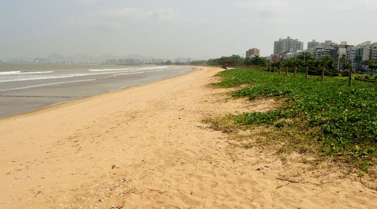 Praia de Camburi, onde a areia foi trocada