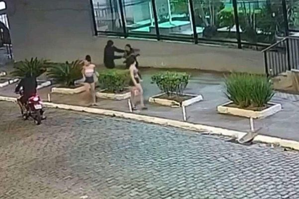 Imagem de câmera de segurança mostra ladrão agarrando jovem para roubar o celular dela 