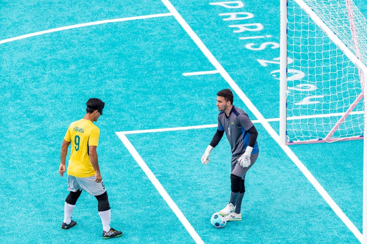 O goleiro do futebol de cegos não usa venda. 