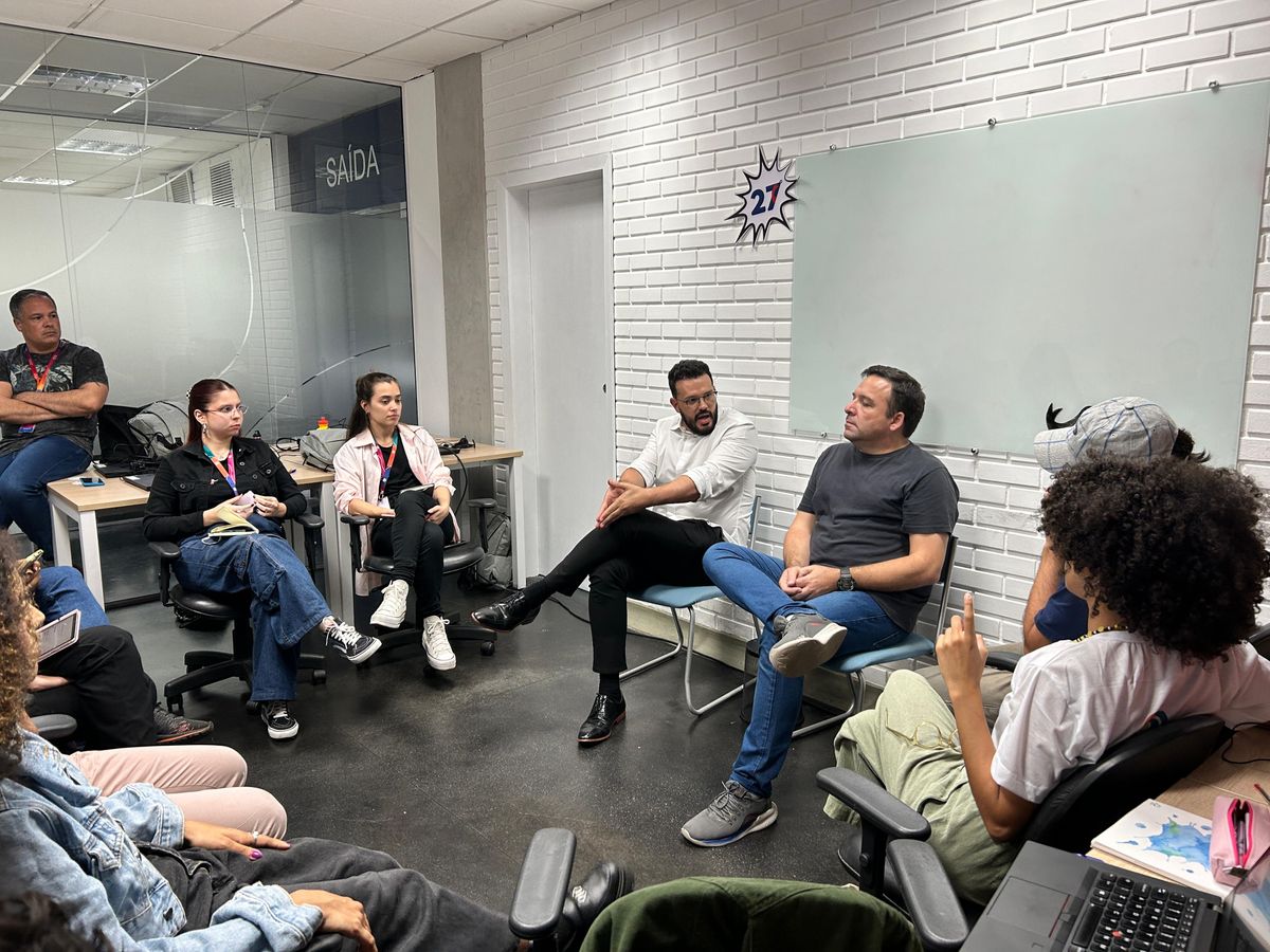  Roda de conversa dos alunos com  Edu Kopernick e George Bitti, realizada no QG dos residentes.