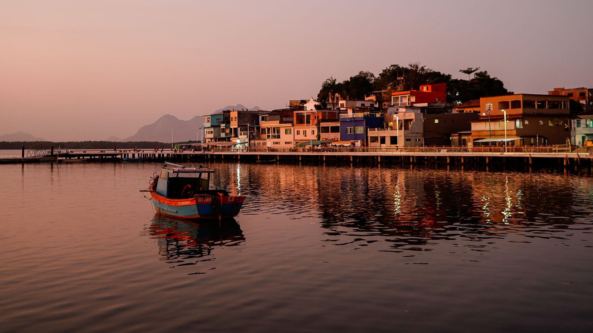 Ilha das Caieiras fotografada para o aniversário de Vitória