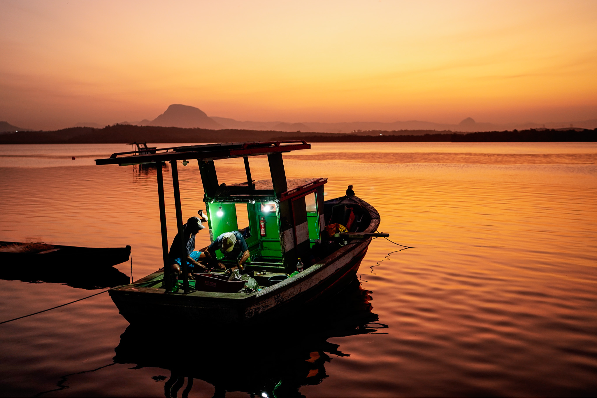 Pescadores preparam embarcação na Ilha das Caieiras