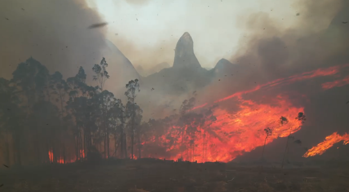 Incêndio no morro da pedra da tirolesa já dura quase uma semana em Pancas