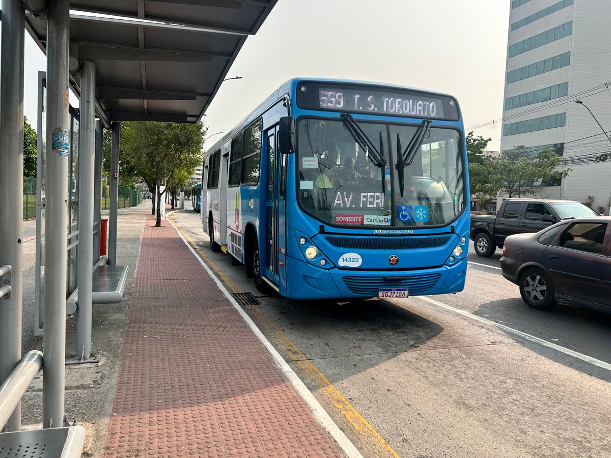 Ônibus circula por Vitória