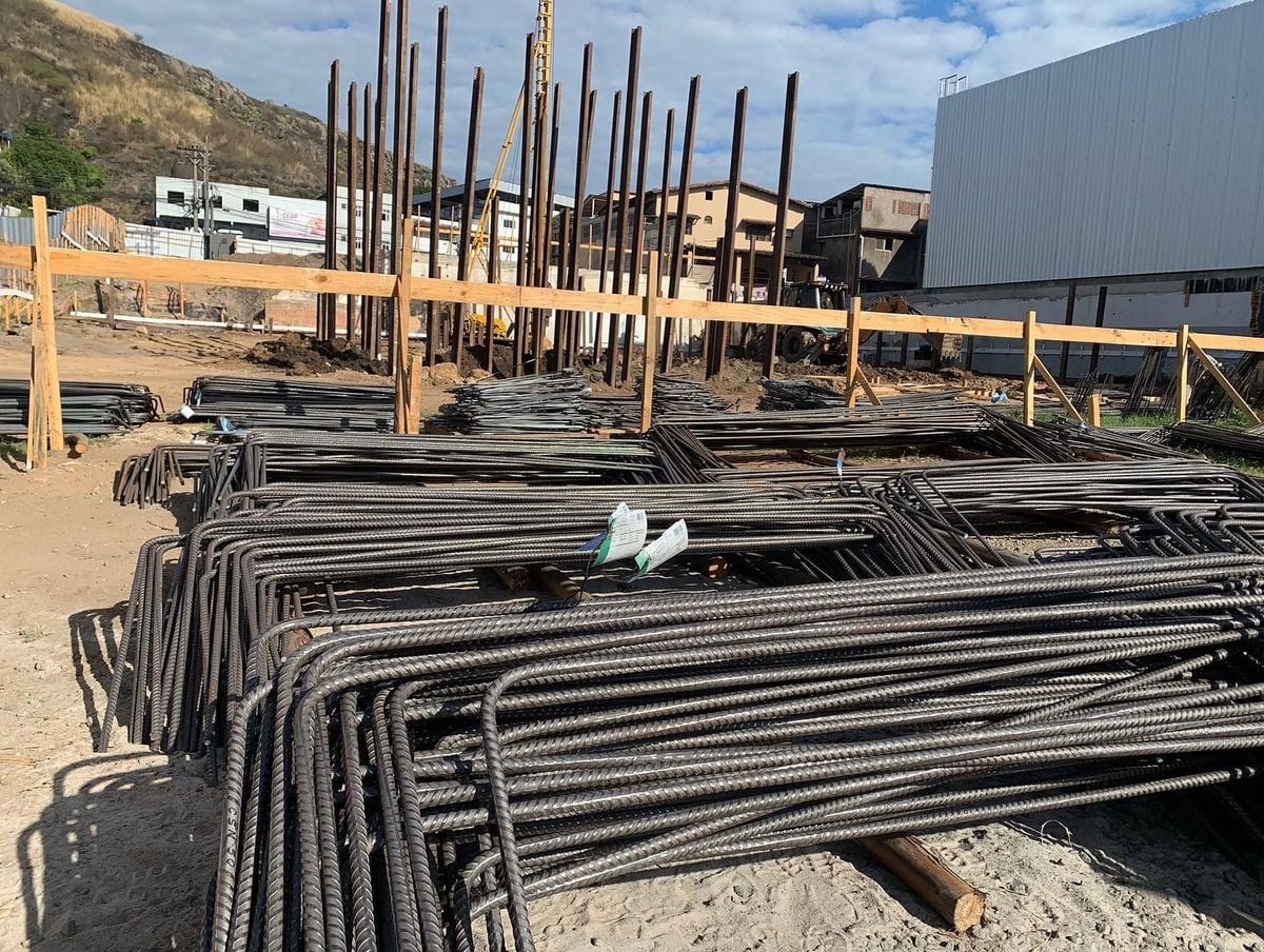 Aço cortado e dobrado para construção