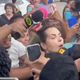 Imagem - Deolane Bezerra deixa cadeia rodeada por multidão de fãs