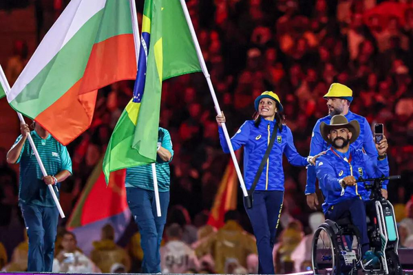 Carol Santiago e Fernando Rufino desfilam com bandeira do Brasil na cerimônia de encerramento dos Jogos Paralímpicos de Paris 2024