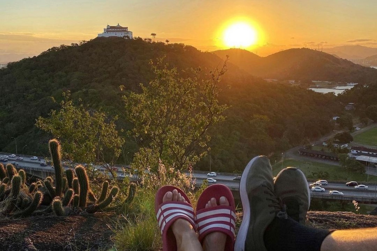 Morro do Moreno é uma opção para assistir o pôr do sol em Vila Velha