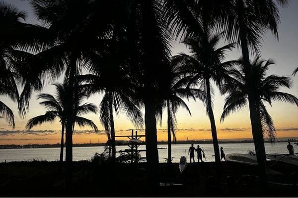 O nascer do sol da Praia de Camburi, em Vitória