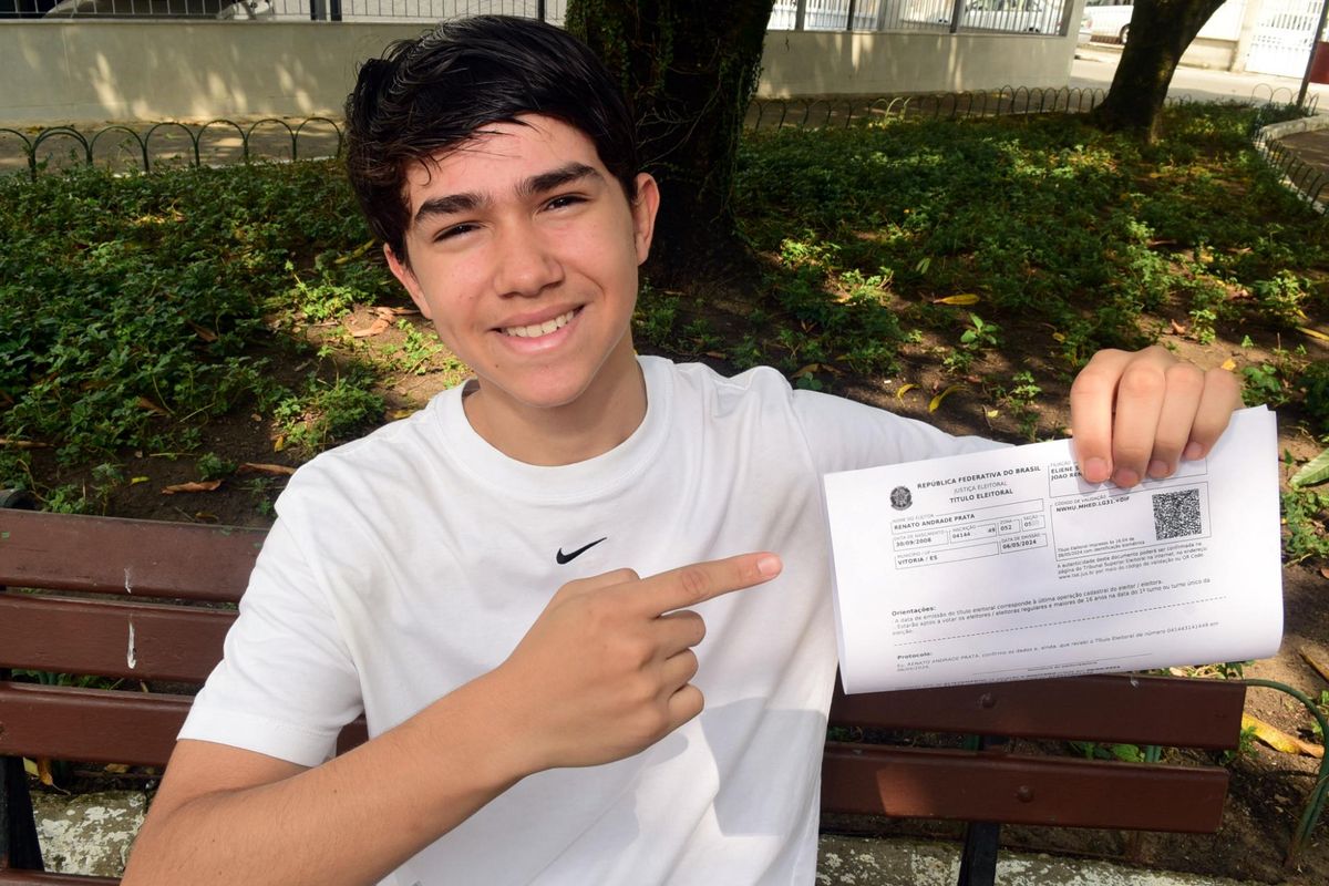 Renato Andrade Prata, 15 anos, mostra seu Título de eleitoral