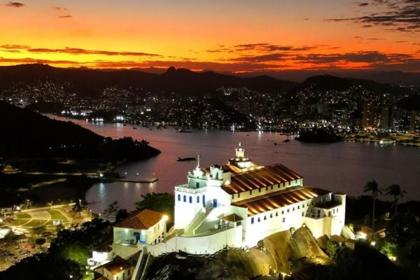 Visão do Convento da Penha no pôr do sol