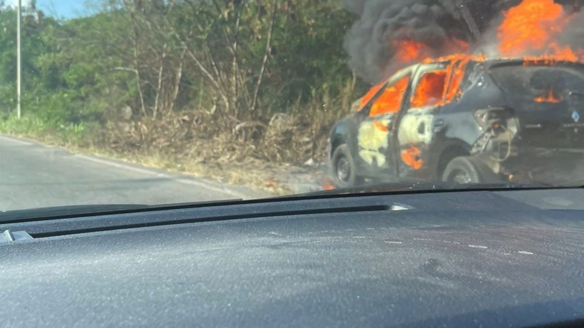 Carro de assessor comercial foi incendiado em Vila Velha