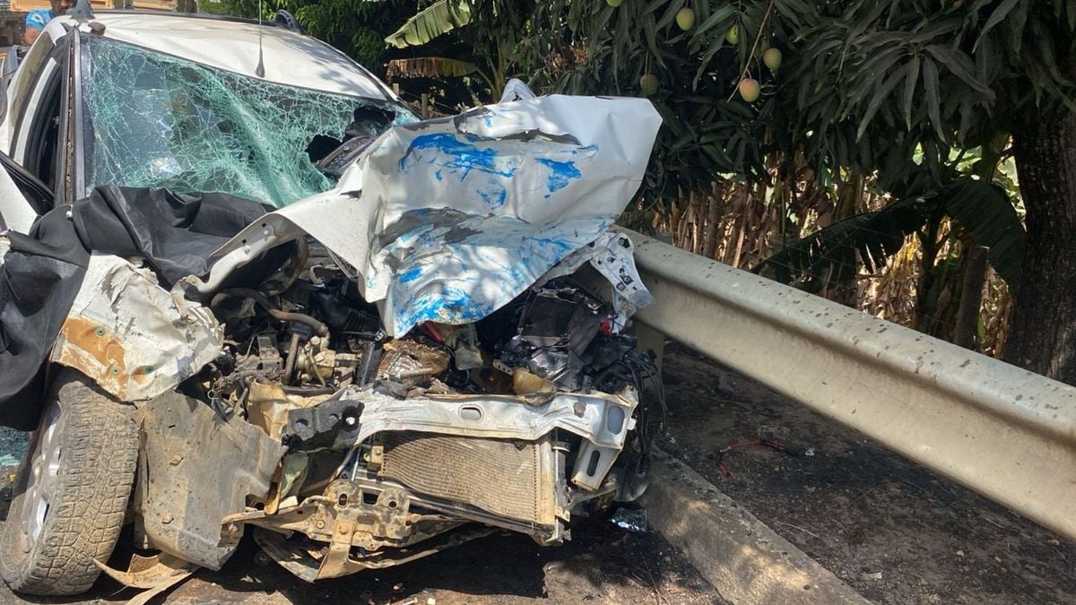 Carro ficou com frente destruída, mostra imagem.