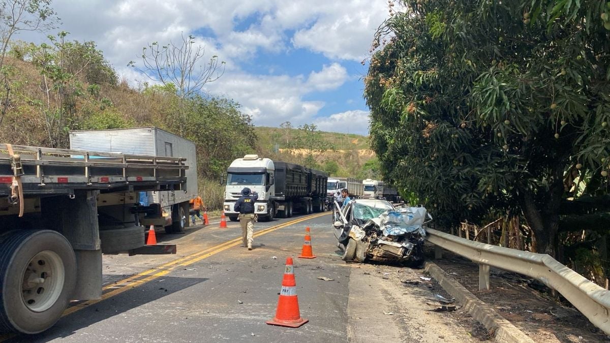 Motorista fica preso às ferragens em acidente na BR 259