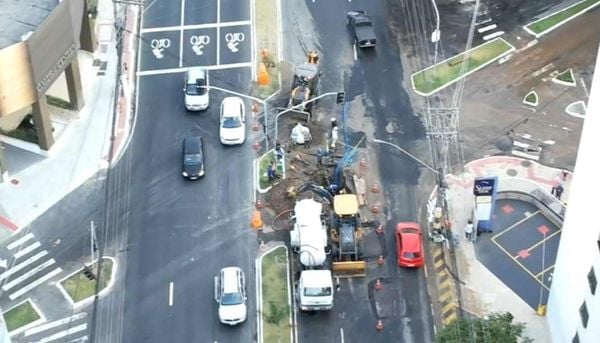 Rompimento de adutora de água complica trânsito na Reta da Penha