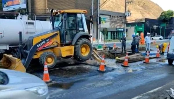 Rompimento de adutora de água complica trânsito na Reta da Penha