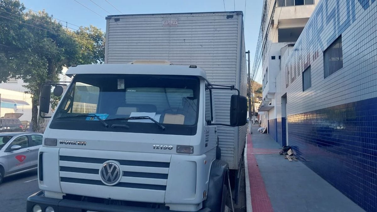 Suspeitos colocaram aparelhos furtados dentro de caminhão, que foi localizado na Serra