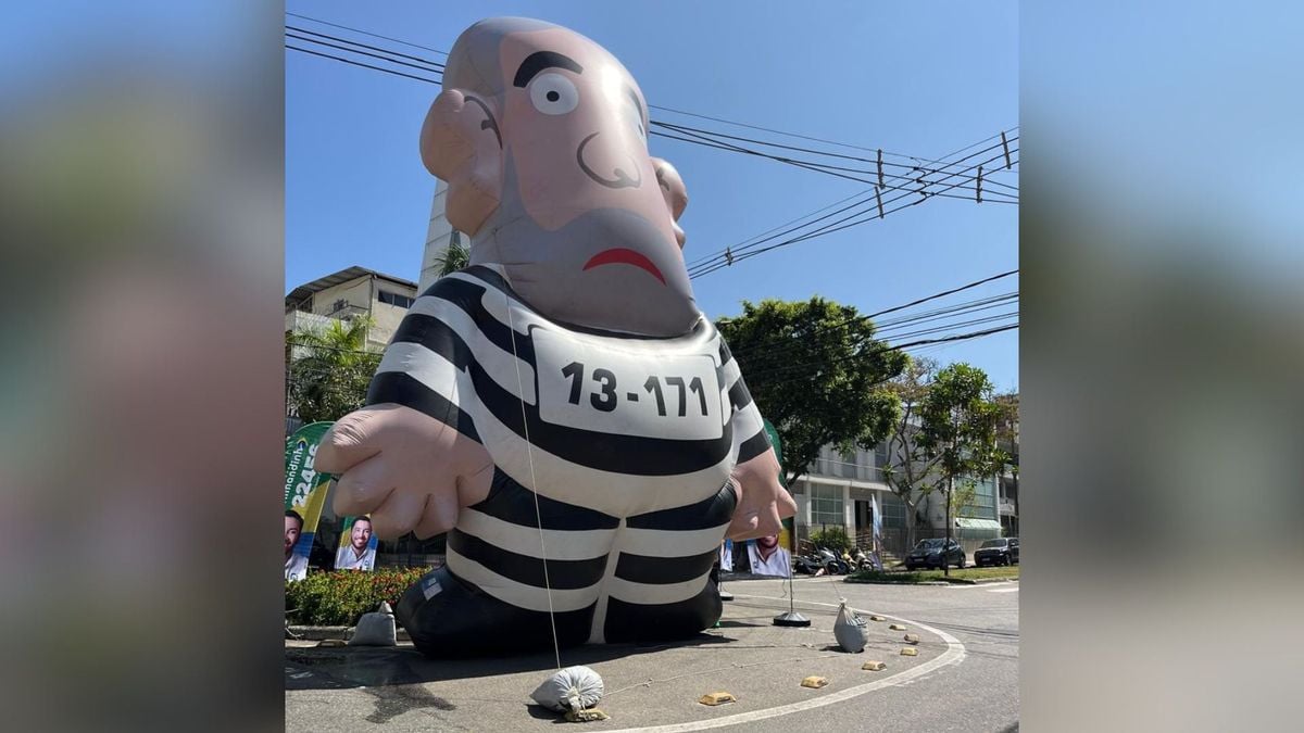 Boneco inflável do presidente Lula como presidiário instalado em rotatória na Praia do Canto, Vitória