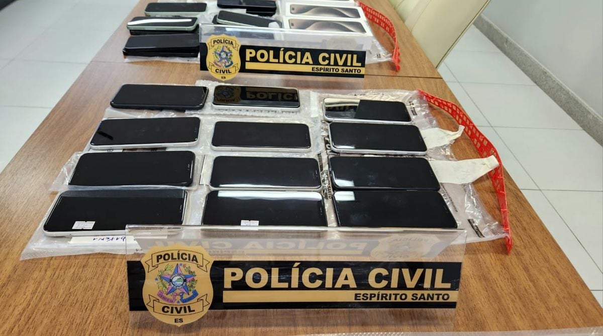 Celulares e outros dispositivos eletrônicos, além de uma arma de fogo, anabolizantes e drogas apreendidas por Divulgação | Polícia Civil