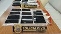 Celulares e outros dispositivos eletrônicos, além de uma arma de fogo, anabolizantes e drogas apreendidas(Divulgação | Polícia Civil)