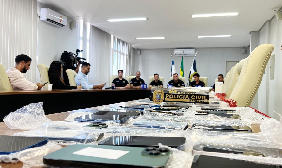 Celulares e outros dispositivos eletrônicos, além de uma arma de fogo, anabolizantes e drogas apreendidas por Divulgação | Polícia Civil