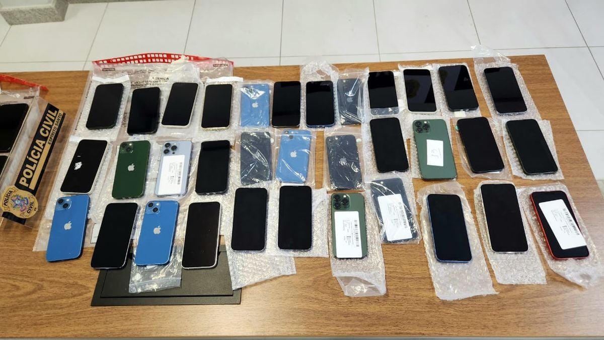 Celulares e outros dispositivos eletrônicos, além de uma arma de fogo, anabolizantes e drogas apreendidas por Divulgação | Polícia Civil