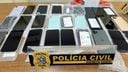 Celulares e outros dispositivos eletrônicos, além de uma arma de fogo, anabolizantes e drogas apreendidas(Divulgação | Polícia Civil)