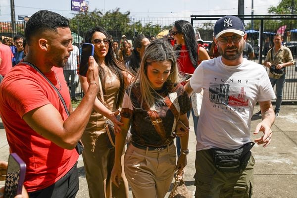 Empresária e influenciadora Deolane Bezerra chegando no fórum Rodolpho Aureliano, no Recife