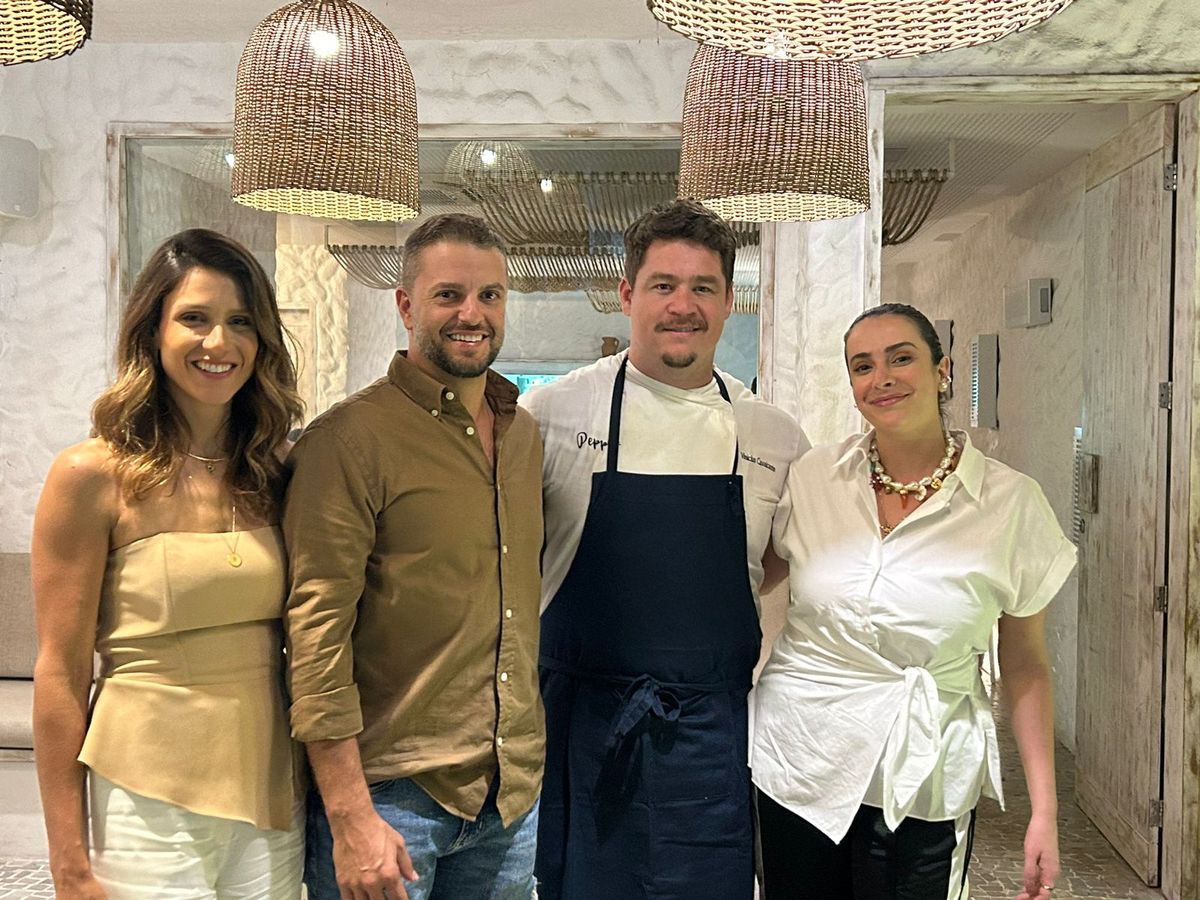 Jorge Abikair e o chef Vinicius Cavalcante sócios do Eliah e Peppe restaurante com suas esposas Beatriz Siano e Júlia Emery.