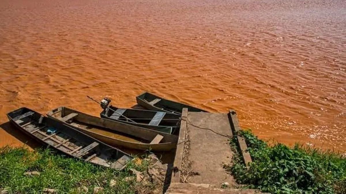 Rio Doce foi atingido pela lama da Samarco; foto de novembro de 2015