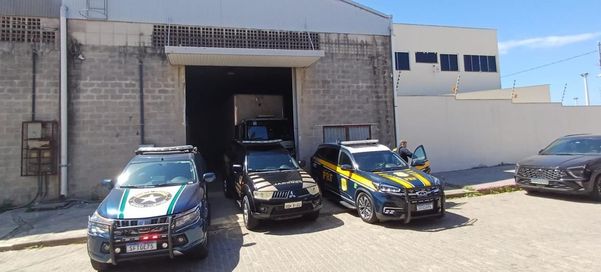 Trio é preso no ES com mais de R$ 2,3 milhões em cigarros contrabandeados por Polícia Federal