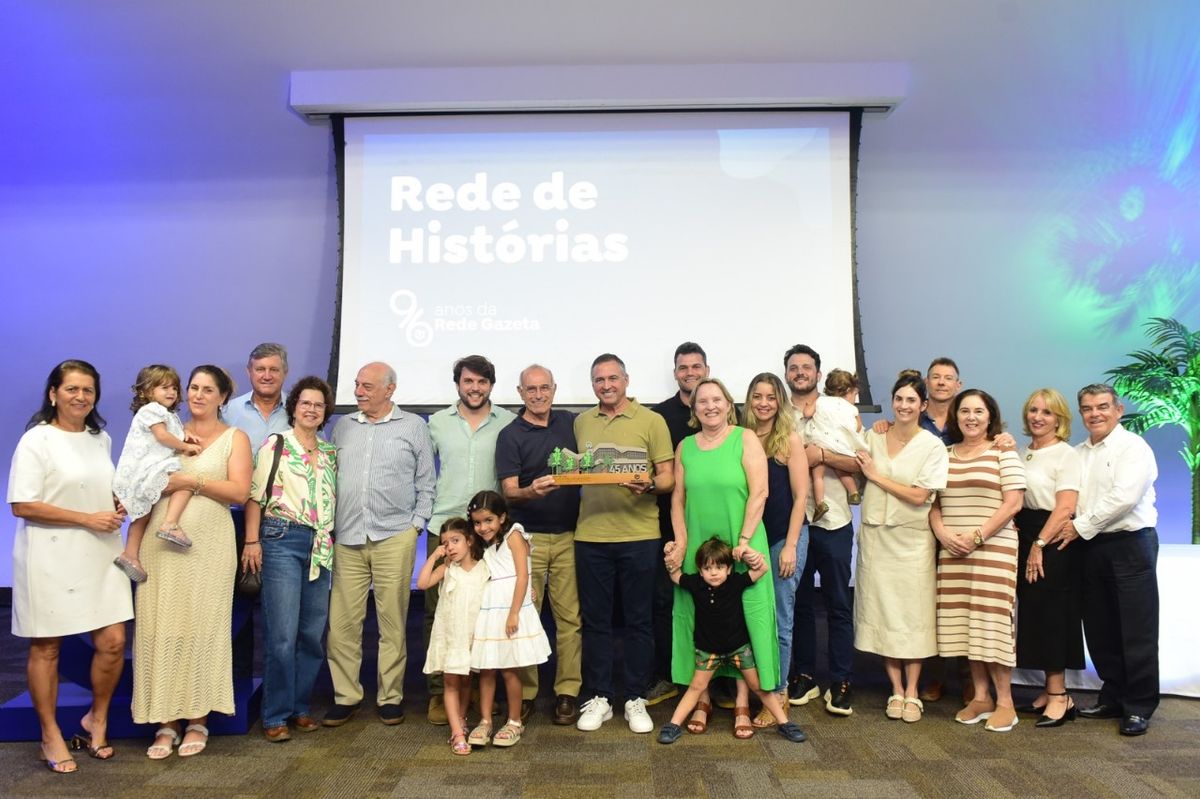 Abdo Chequer e família com Café Lindenberg para a entrega da homenagem de 45 anos