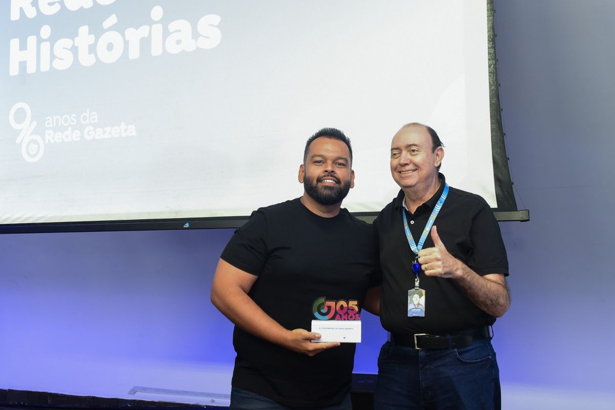 O repórter da TV Gazeta Elton Ribeiro recebe troféu de cinco anos de Rede Gazeta