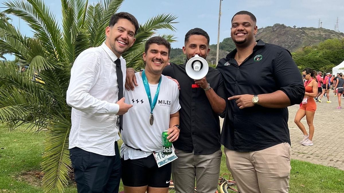 Thalles Bergantini com os amigos Caio Dias, Bernardo Servare e Nathan Mendes (da esquerda para a direita) logo após a maratona.