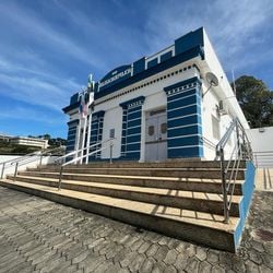 A própria mulher acionou a polícia após esfaqueá-lo com um golpe no peito; ela relatou à PM que o homem arrombou a porta e enforcou o adolescente de 14 anos