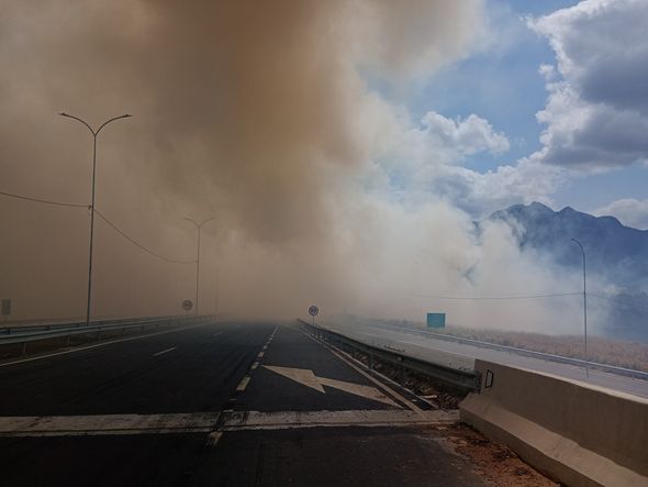 Incêndio em vegetação na Rodovia do Contorno, na Serra por Fernando Madeira