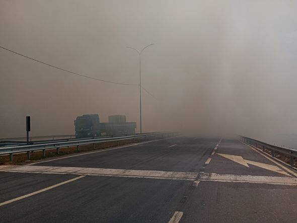 Incêndo atinge área de turfa e impede visibilidade na Rodovia do Contorno por Fernando Madeira