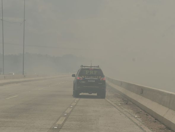 Queima de turfa impede visibilidade de motoristas no Contorno, entre Cariacica e Serra por Fernando Madeira