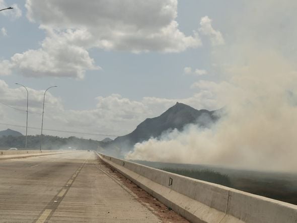 Queima de turfa impede visibilidade de motoristas no Contorno, entre Cariacica e Serra por Fernando Madeira