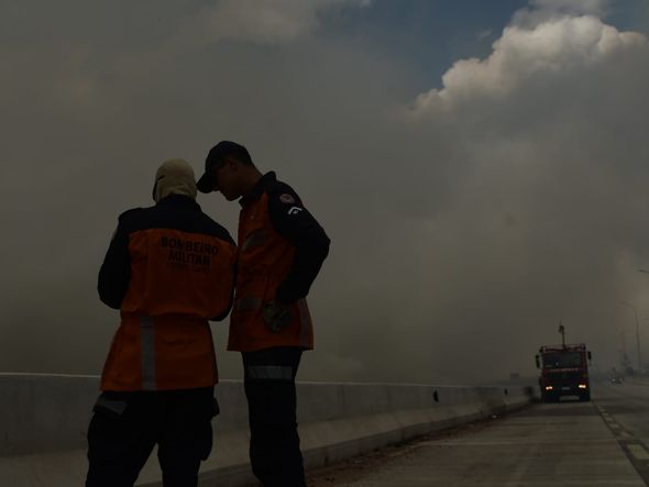Queima de turfa impede visibilidade de motoristas no Contorno, entre Cariacica e Serra por Fernando Madeira
