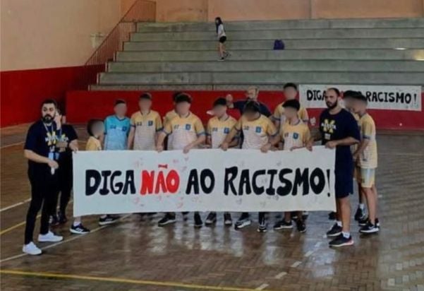 Faixa estendida em homenagem à vítima de racismo