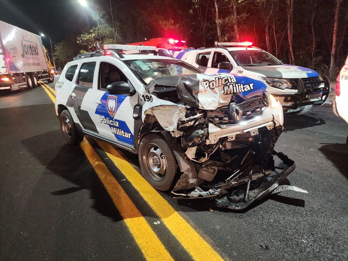 Motorista de aplicativo é rendido por criminosos e joga carro contra viatura para pedir socorro, na Serra