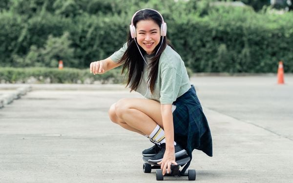 Mulher andando de skate