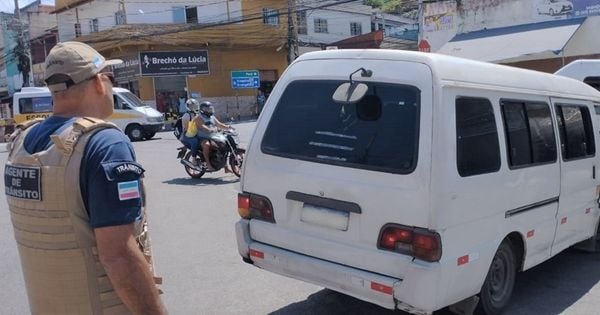 Fiscalização abordou ao todo cinco vans e registrou 14 autos de infração. Motoristas foram autuados por transitar sem o equipamento de segurança adequado e transportar crianças sem os cursos especializados obrigatórios